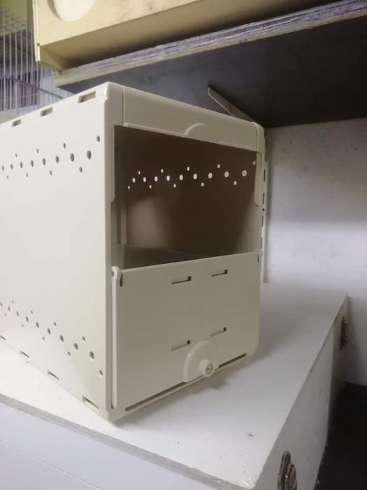 Vários ninhos de plástico para venda