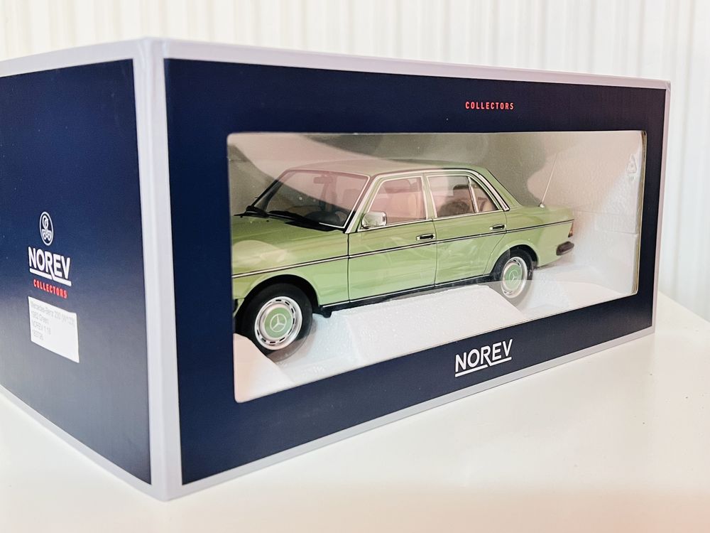 Mercedes-Benz 200 W123 „beczka” full open zielony Norev 1/18