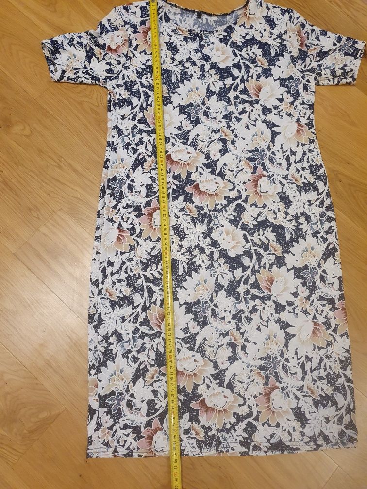 Sukienka w kwiaty 42