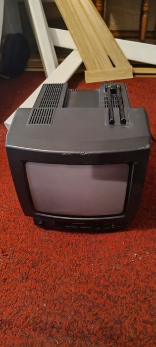 Retro Przenośny telewizor marki Grundig