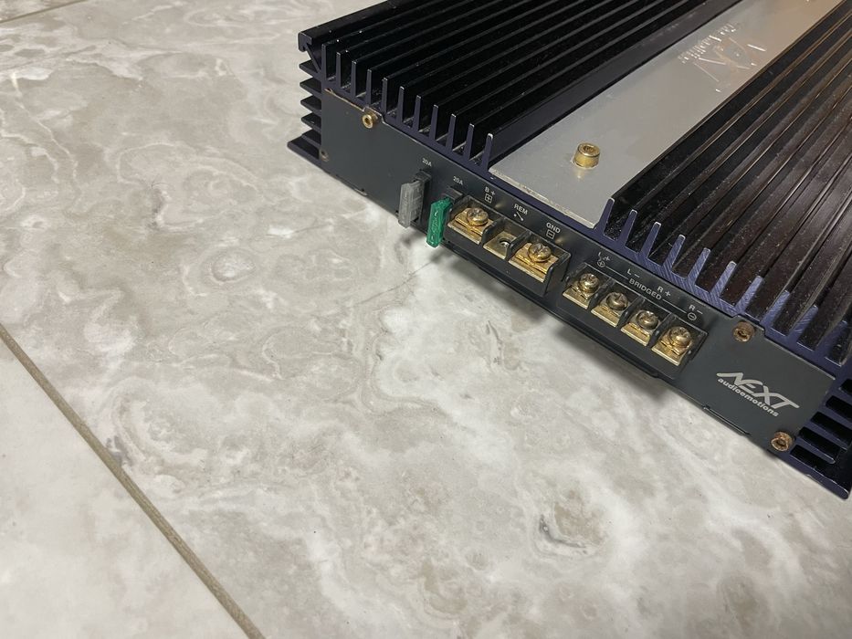 Усілок NXT на 2000