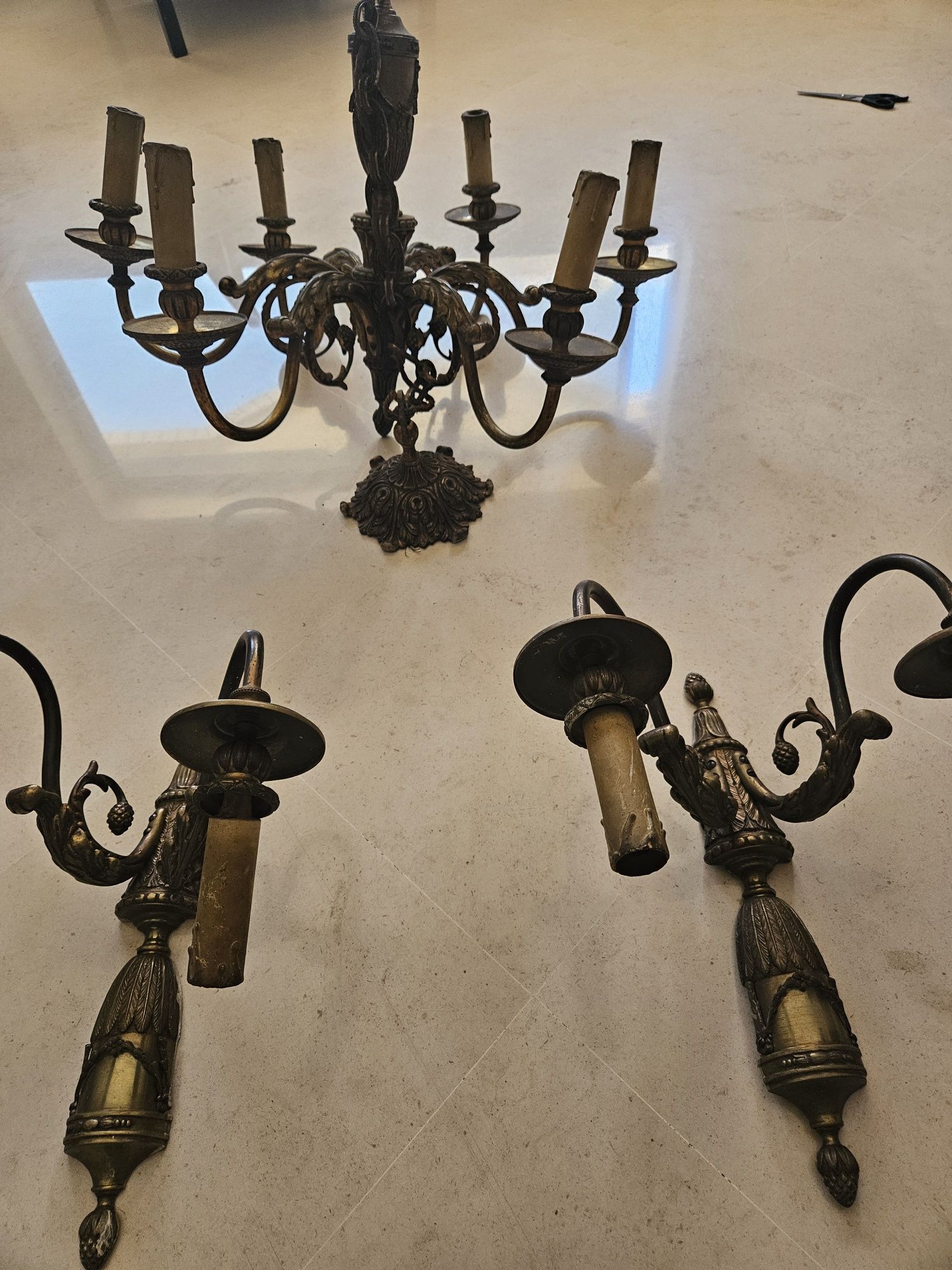 Candelabro antigo cheio de personalidade + 2 apliques para parede