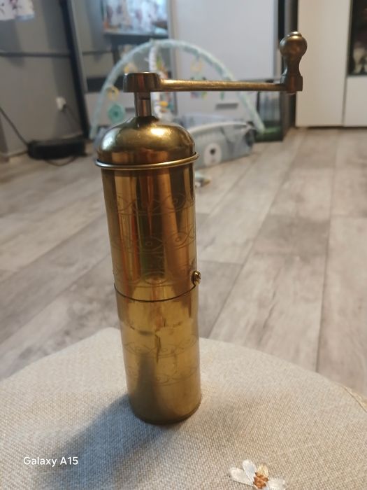 Młynek kolekcjonerski antyk dizajn mosiądz