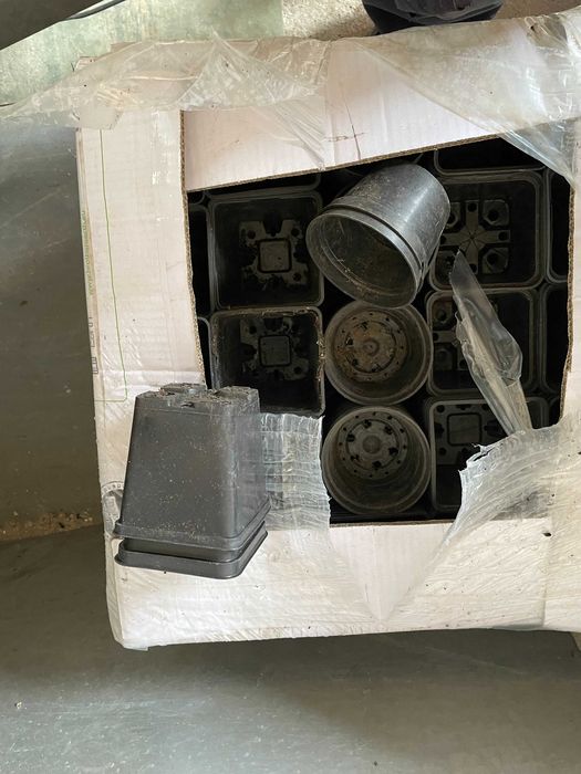 Sprzedam doniczki kwadratowe przemysłowe P 9: 05 litra pojemności.