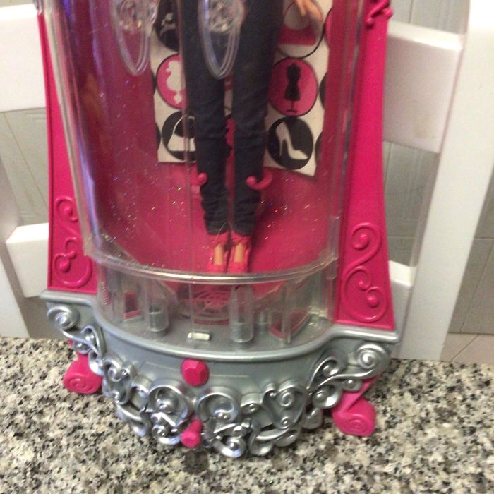 Boneca Barbie de 2009 em caixa com 46 cms de altura ,não saiu da caixa