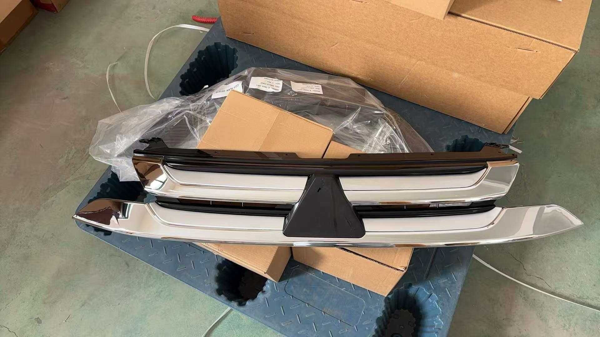 Решітка радіатора,гриль Mitsubishi Outlander 3 2014-2018 (З ЭМБЛЕМОЮ)