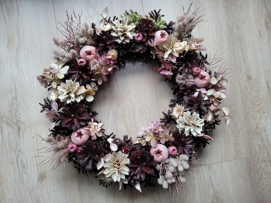 Bożonarodzeniowy wieniec z  szyszek na naturalnym podkładzie 50 cm