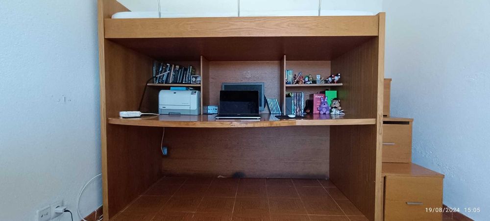 Cama com secretária em Madeira ( Oportunidade)