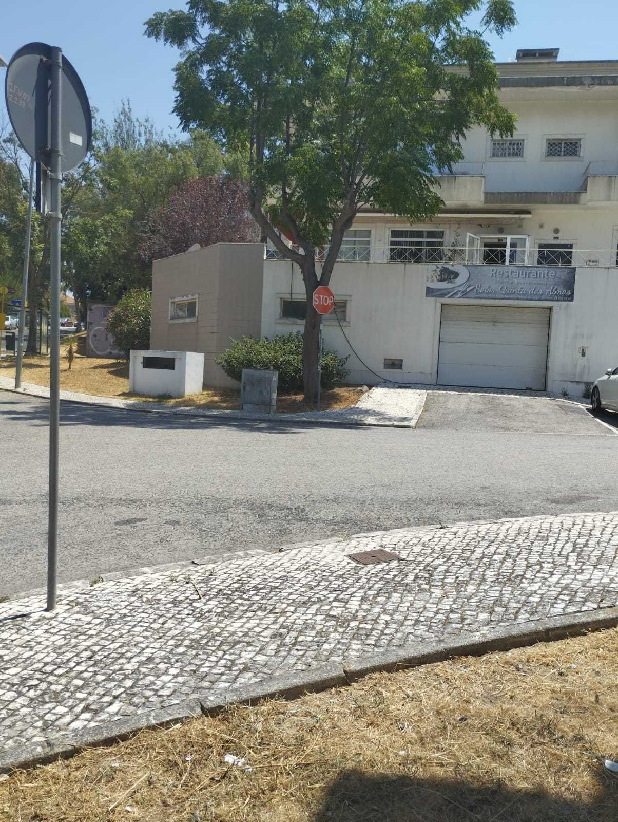 Vende-se 2 Lojas Comerciais em Vialonga –Garagem para até 6 Carros!