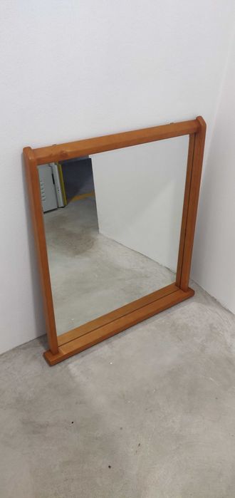 Espelho com Moldura de Madeira