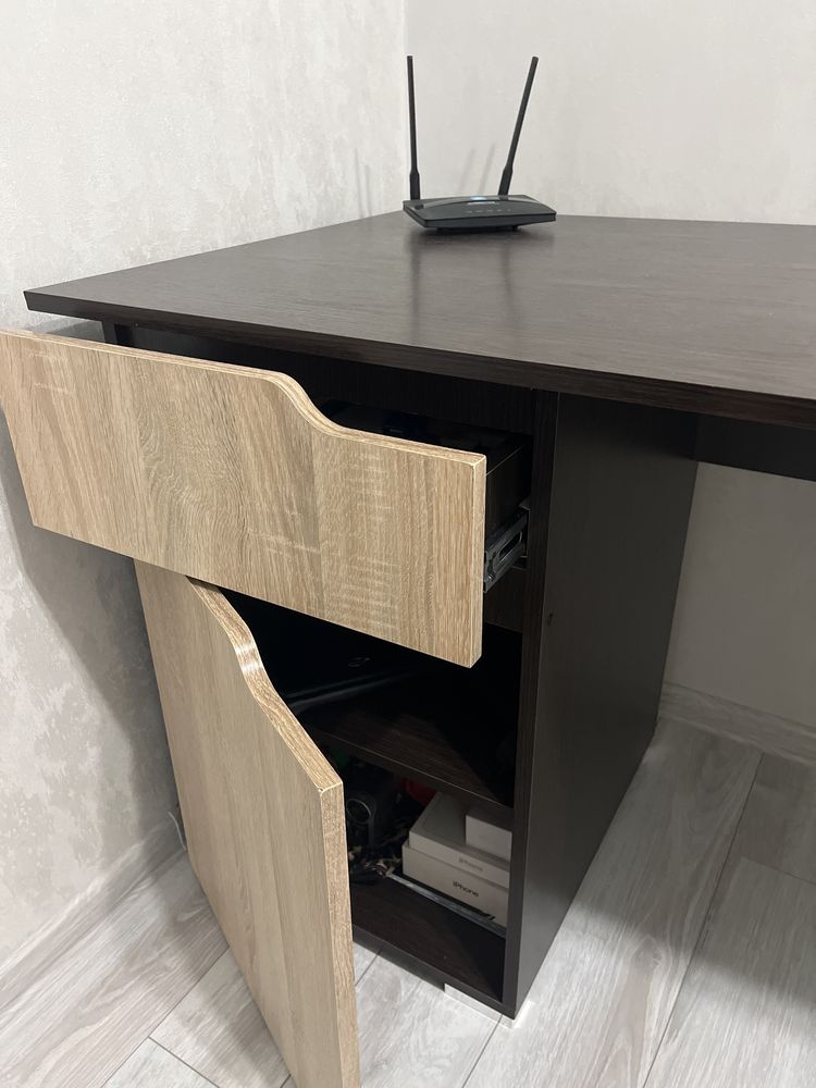 Продам компʼютерний стіл разом кріслом