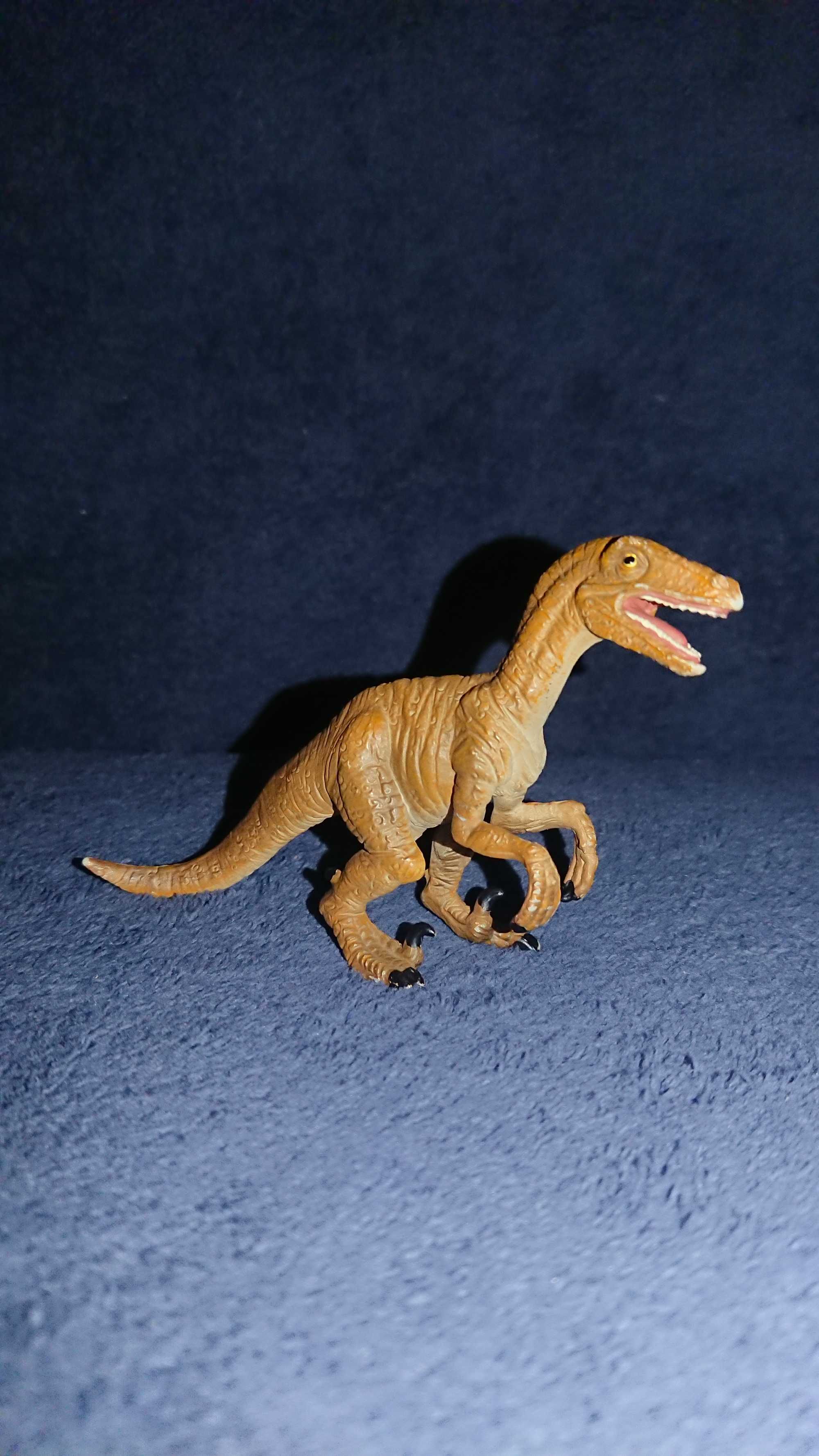 Figurka Velociraptor Mojo 2010