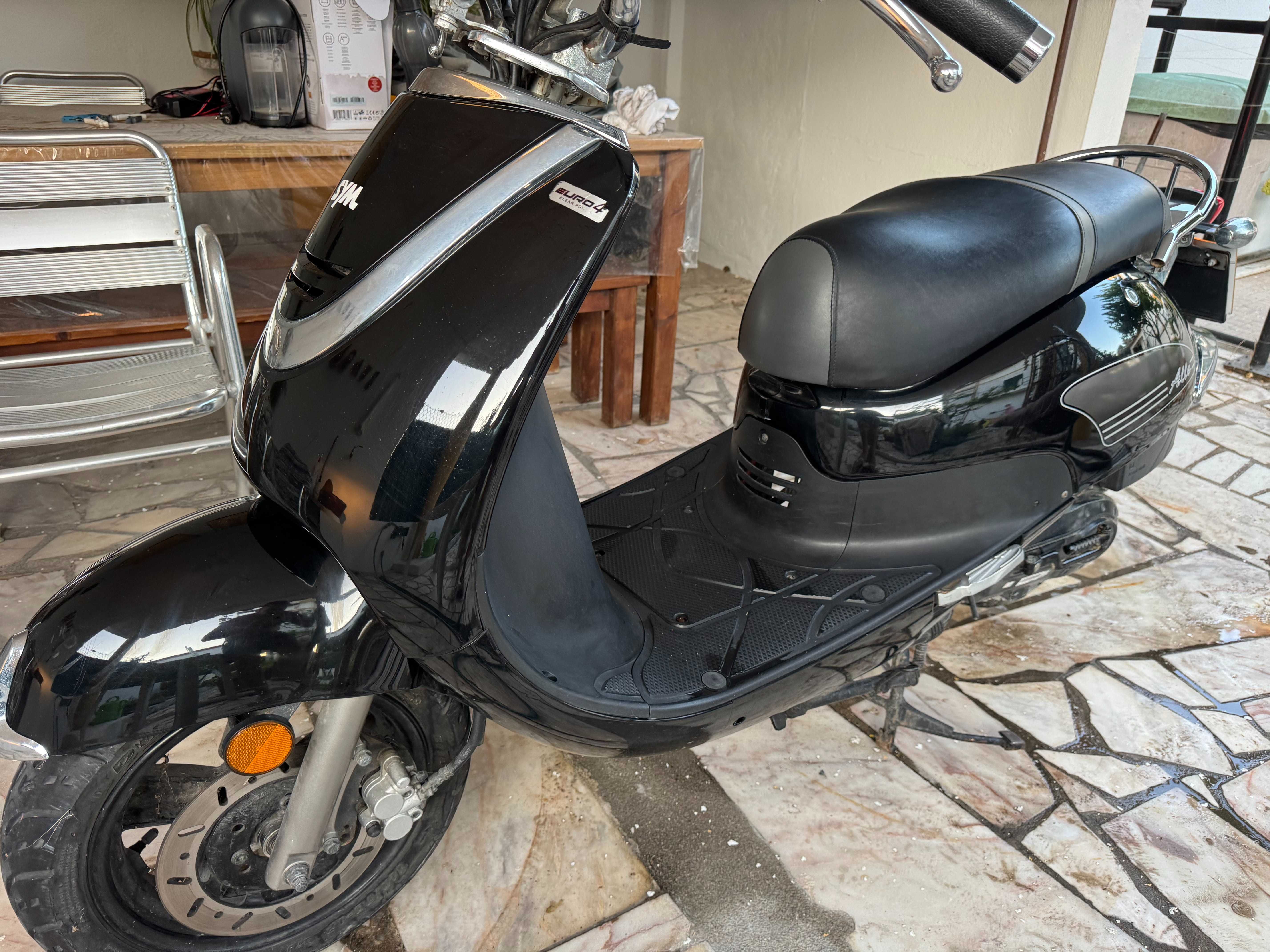 (Scooter) SYM Allo 50cc – Apenas 3 800 km! + capacete e capa