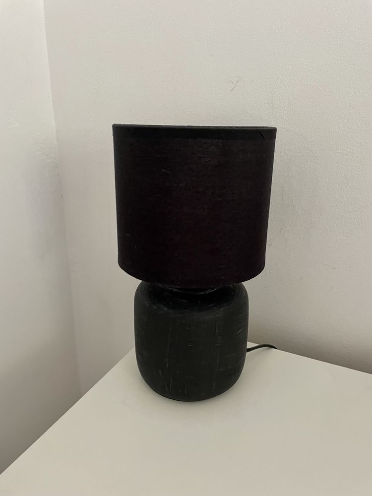 Dois candeeiros pretos em cerâmica