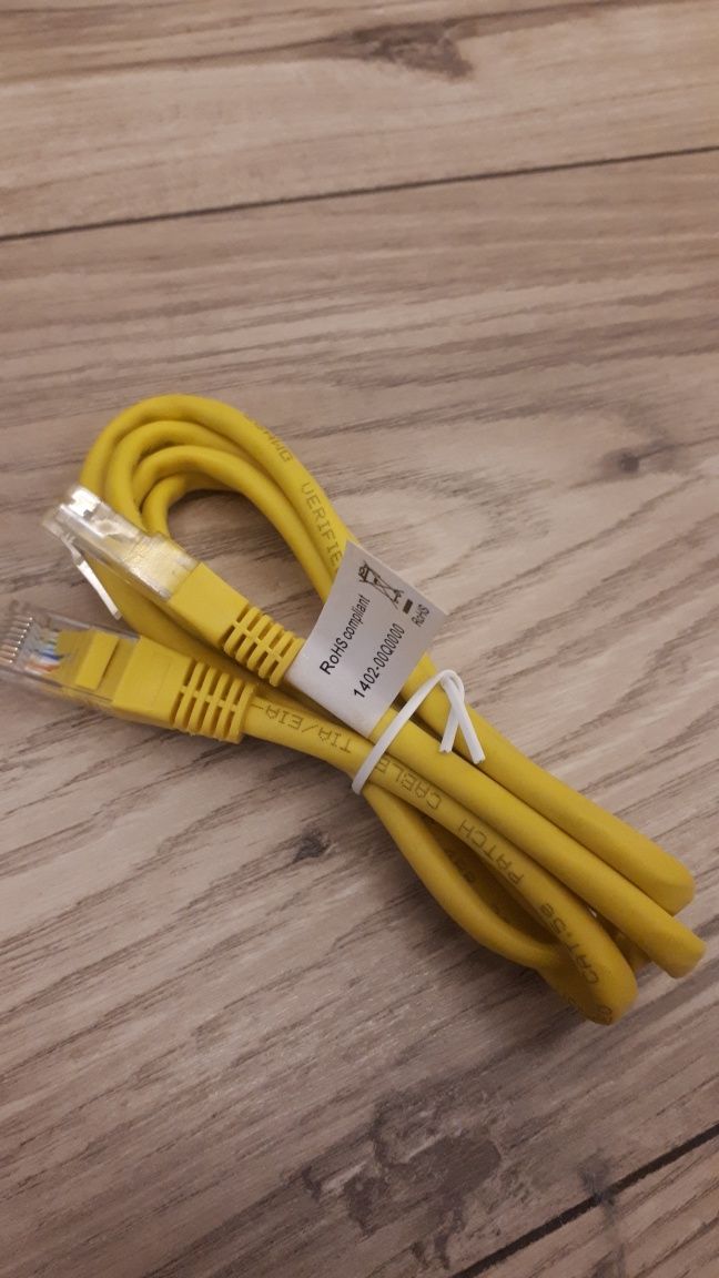 żółty kabel ethernet