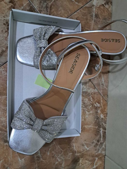 Sandálias prateadas