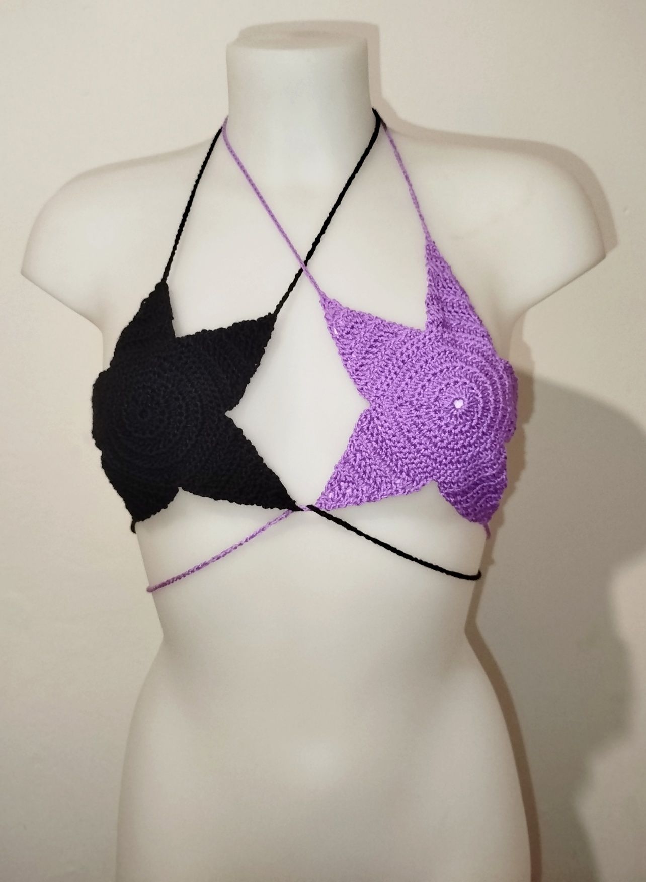 Top estrela de crochê preto e roxo.