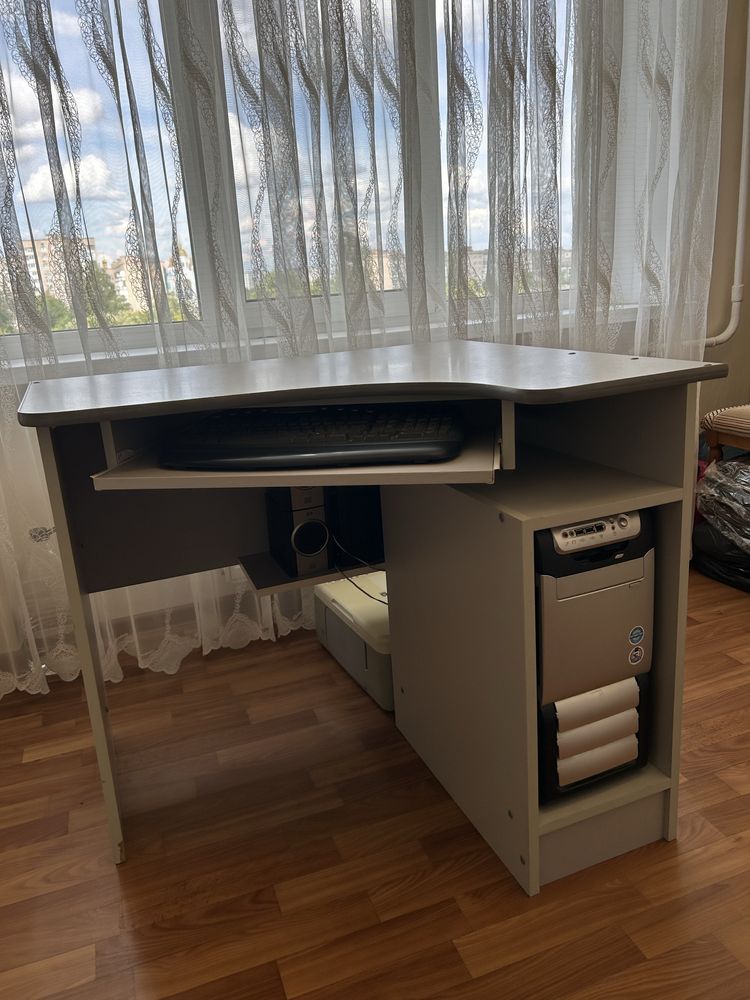 Компʼютерний стіл кутовий 1000 грн