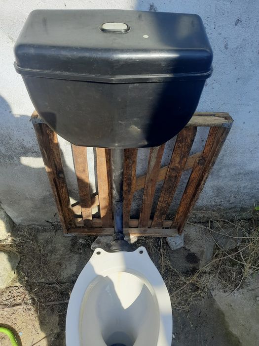 Ножки с регулировкой, сливной бачёк.