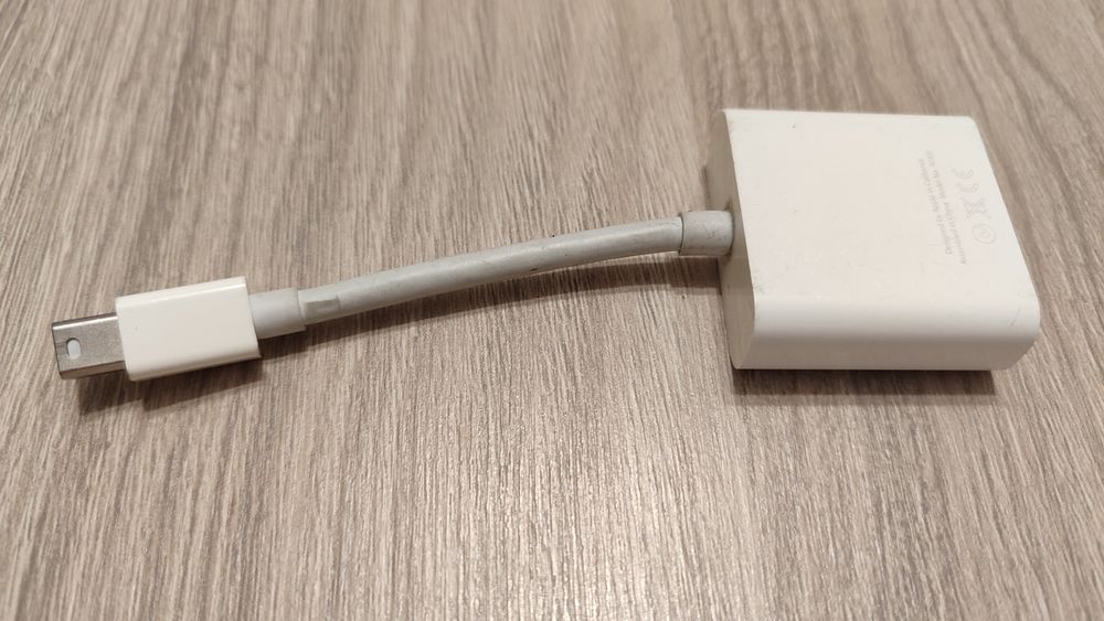Адаптери: Displayport Apple,DVI, dislayport