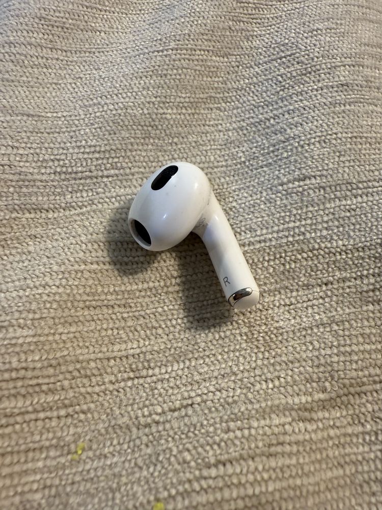 Продам один правий навушник airpods 3 a2564