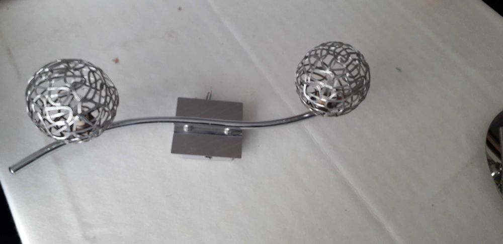 2 candeeiros com lâmpadas led