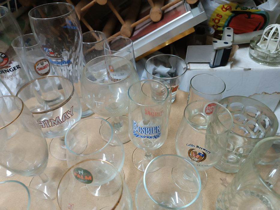 Copos de várias marcas de cervejas