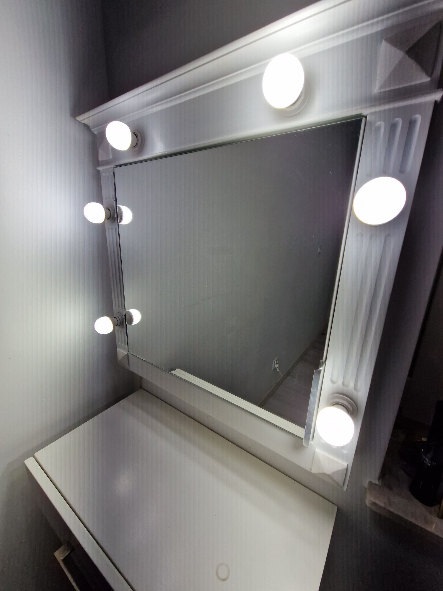 Toaletka wisząca biała z lustrem podświetlana