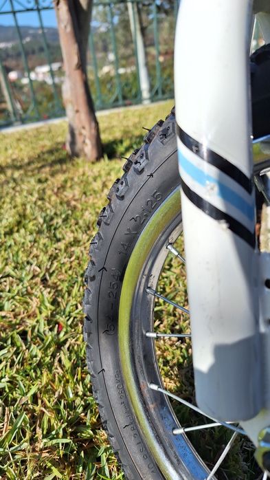 Bicicleta de menino em ótimo estado.