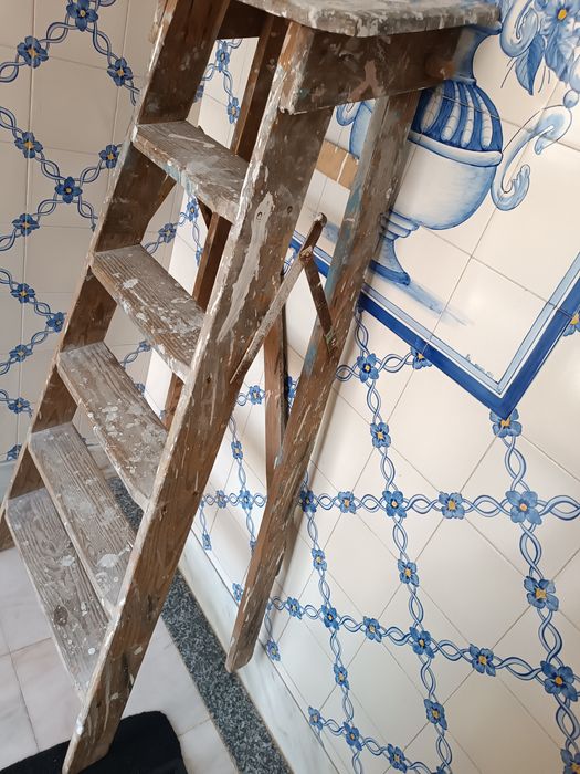 Escadore em madeira em bom estado