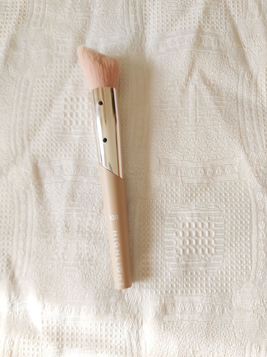 Fenty Beauty Highlight brush