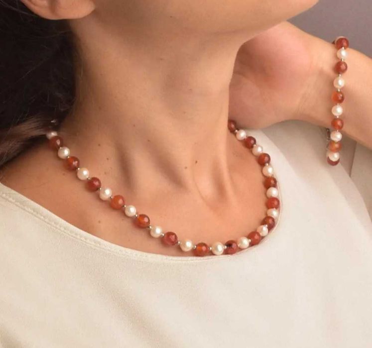 Красивый набор колье и браслет жемчуг и сердолик 45см