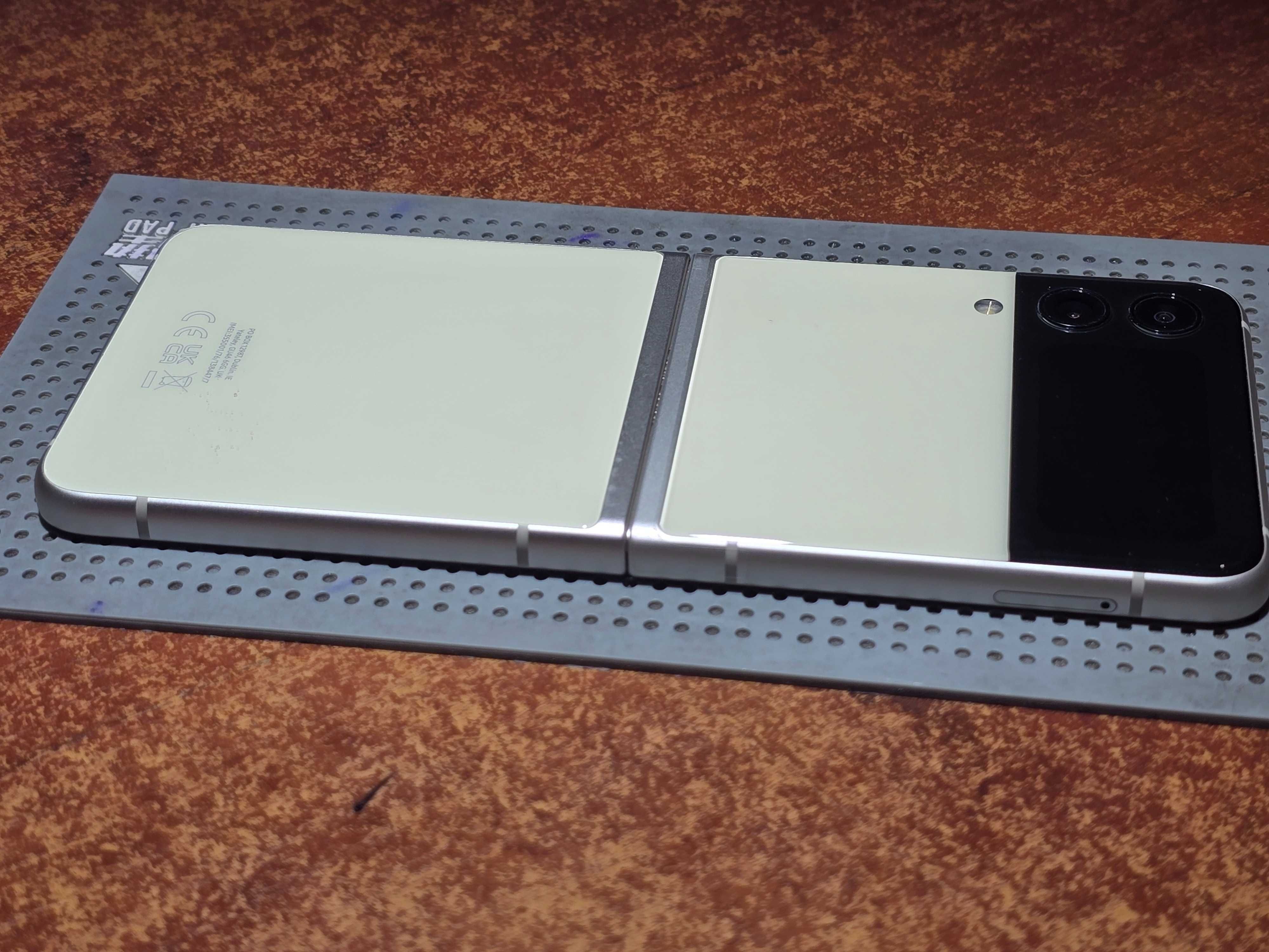 Używany - Samsung Galaxy Z Flip 3 5G 128GB Kremowy - GSM Baranowo