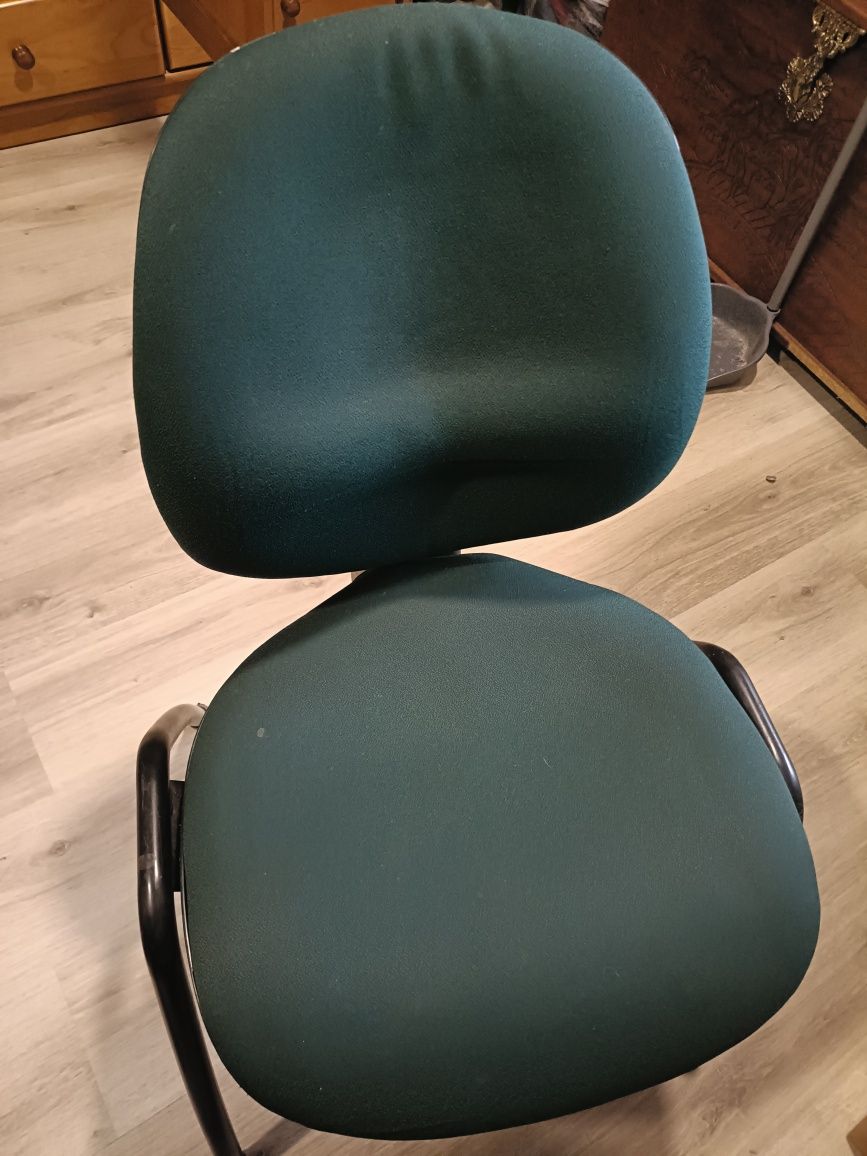 Secretaria e cadeira de escritório
