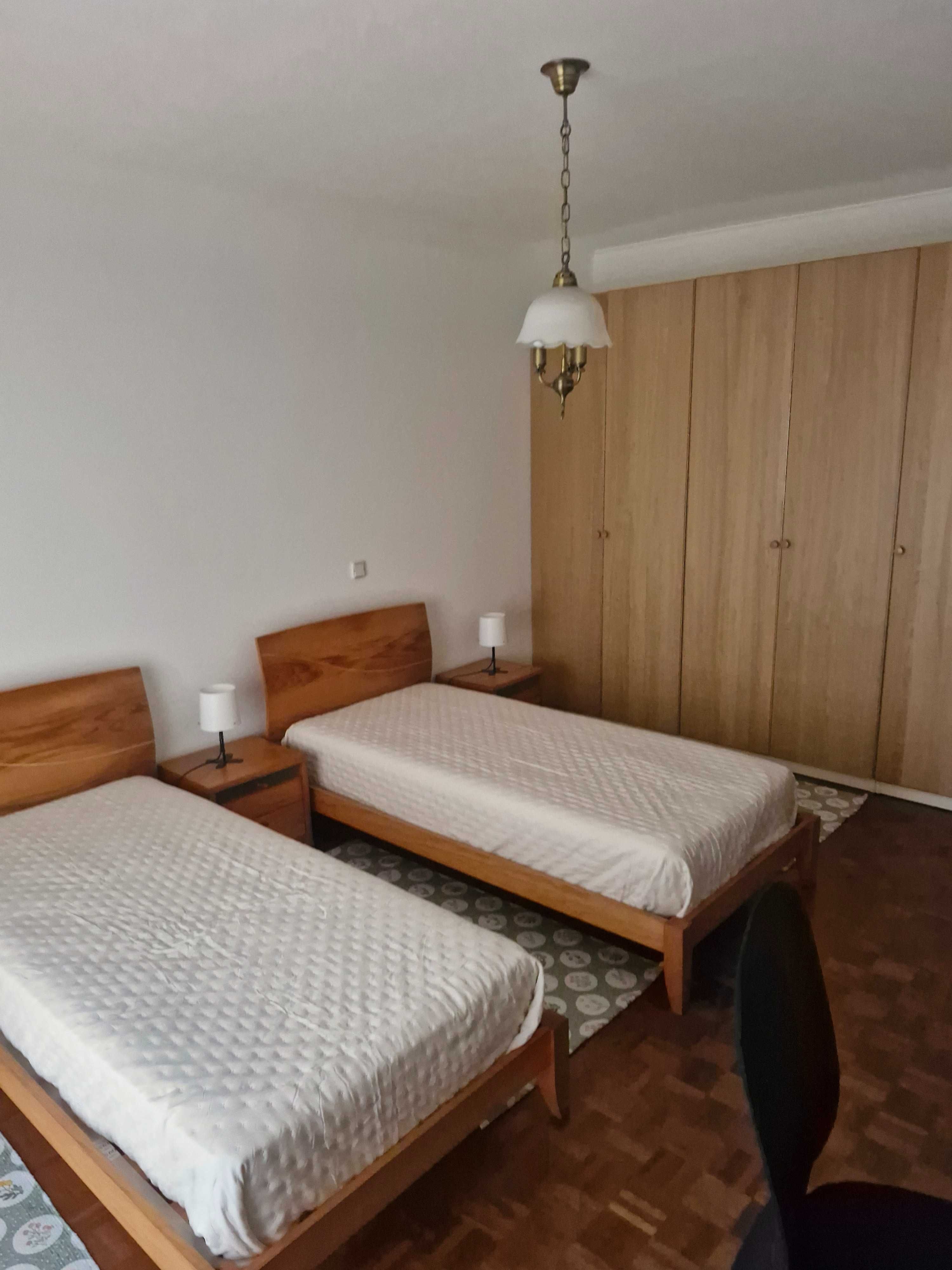 Quarto Duplo para arrendar