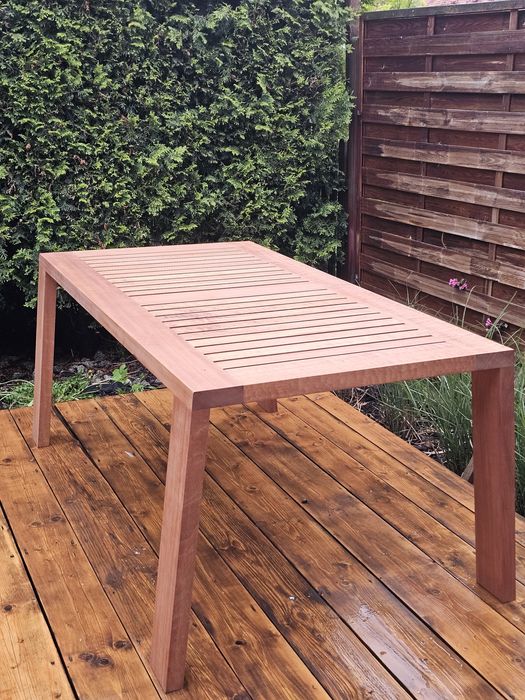 Stół tarasowy z drewna Sapeli