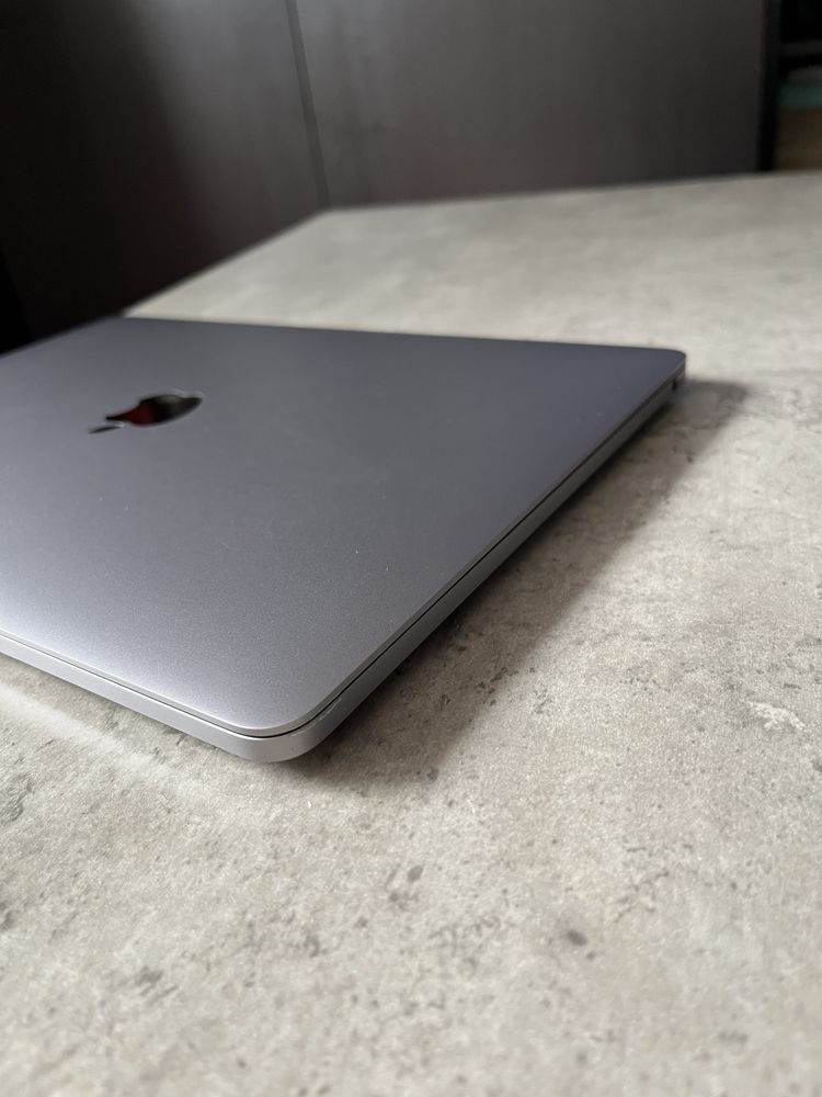 Apple Macbook pro 2022 m2 8GB/256Gb- touchbar perfekcyjny stan