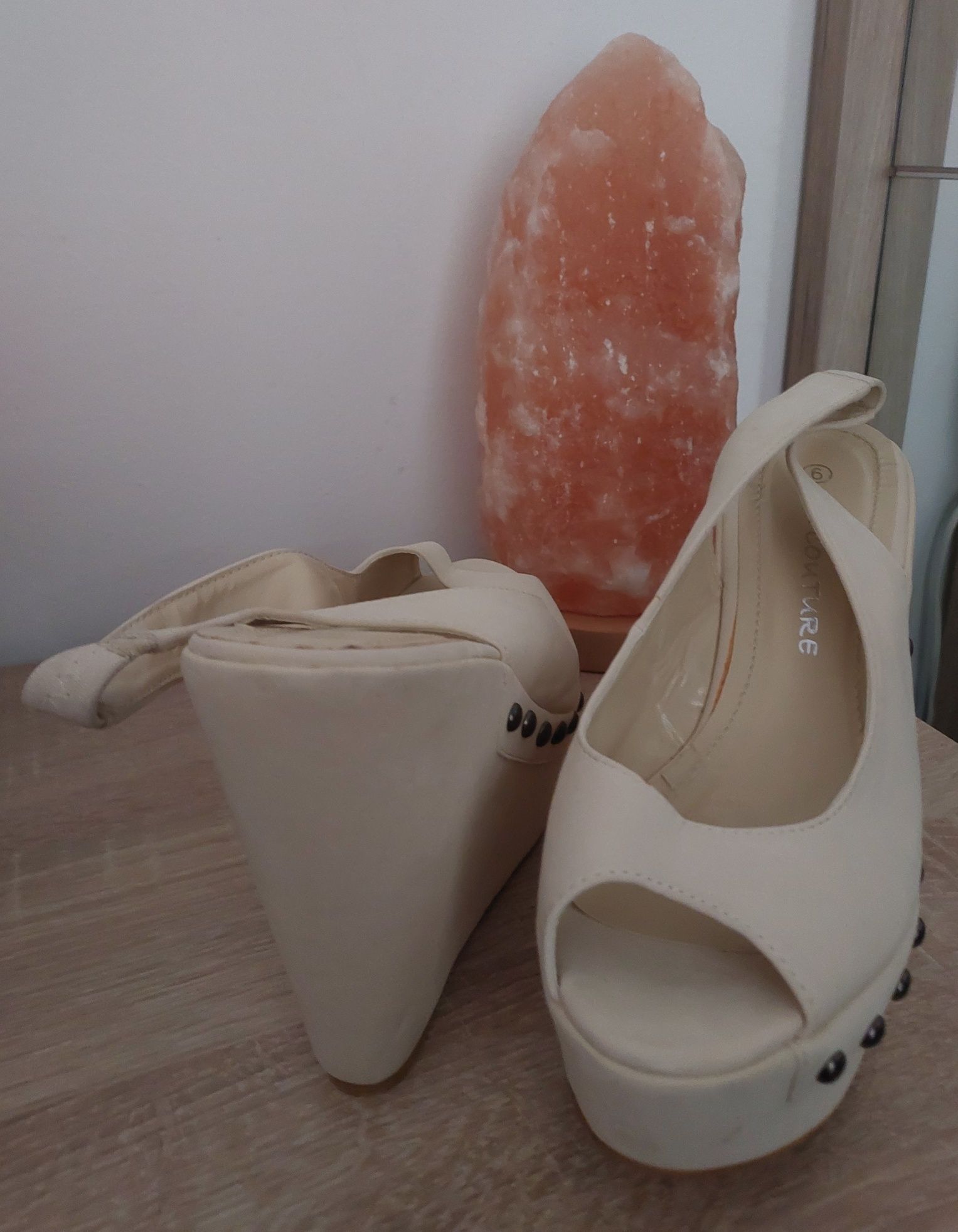 Beżowe sandały na koturnie Koi Couture 39 (25cm)
