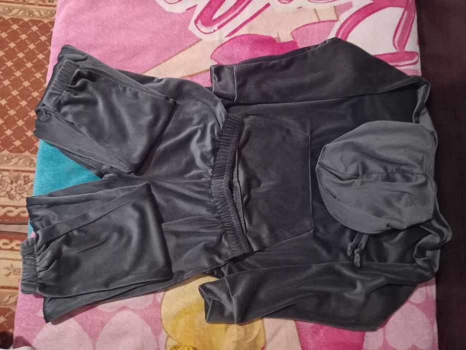 жіночий спортивний костюм