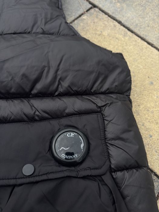 Пуховая жилетка безрукавка мужская черная с линзой C.P Company чорна