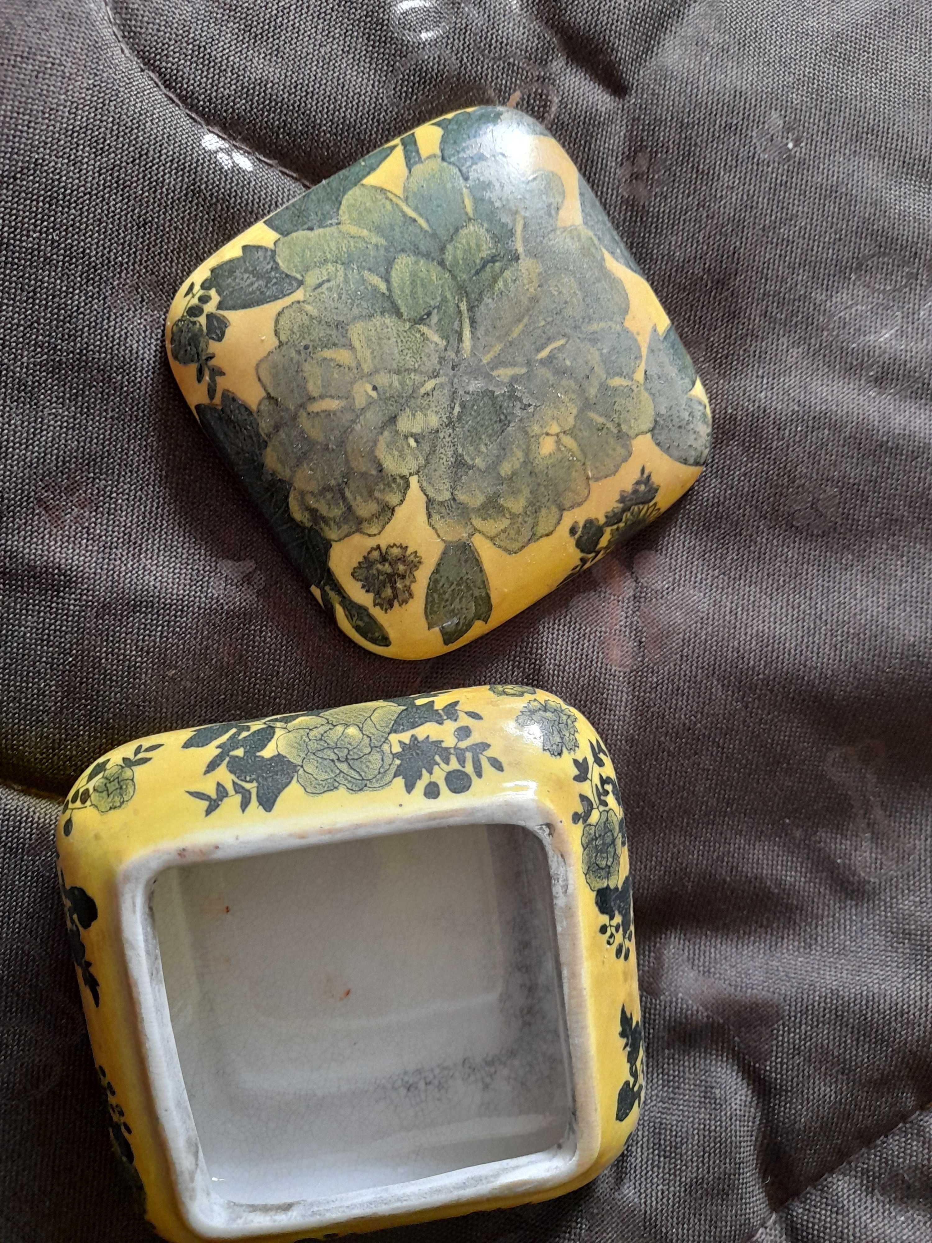 Chińska bomboniera porcelana puzderko