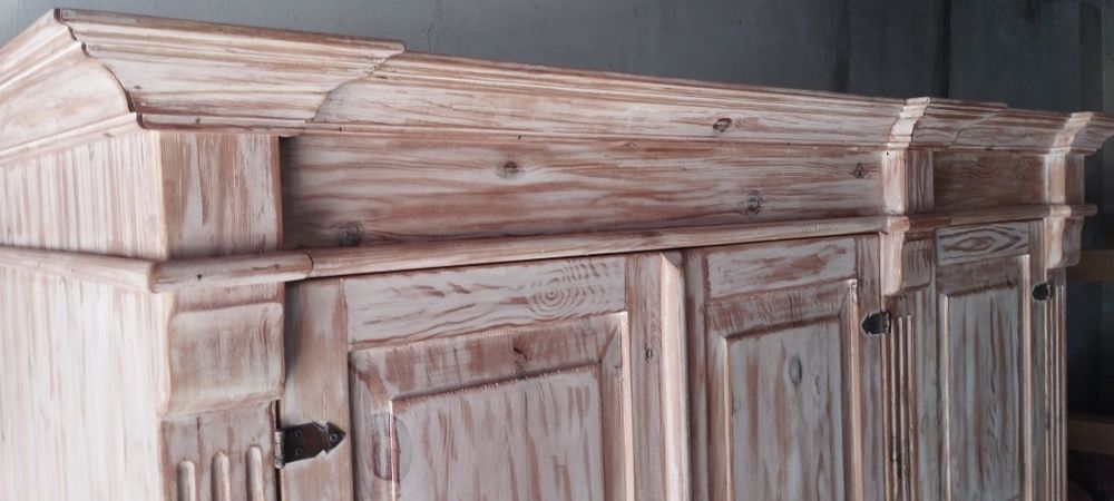 Piękna drewniana szafa.