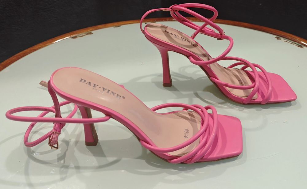 Sandálias rosa e sandálias bege.