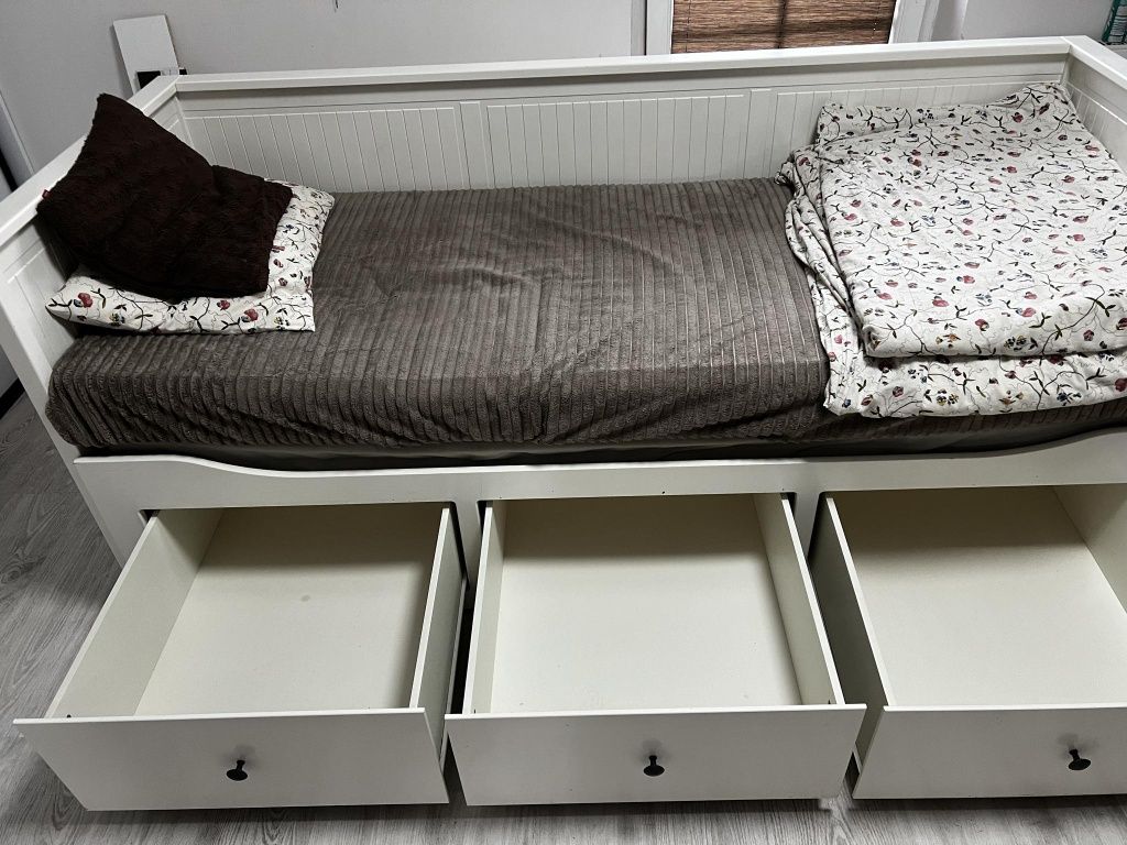 Łóżko szafka otwarta z szufladami biurko i toaletka