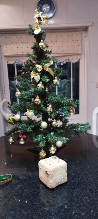 Árvore natalícia com alguma decoração