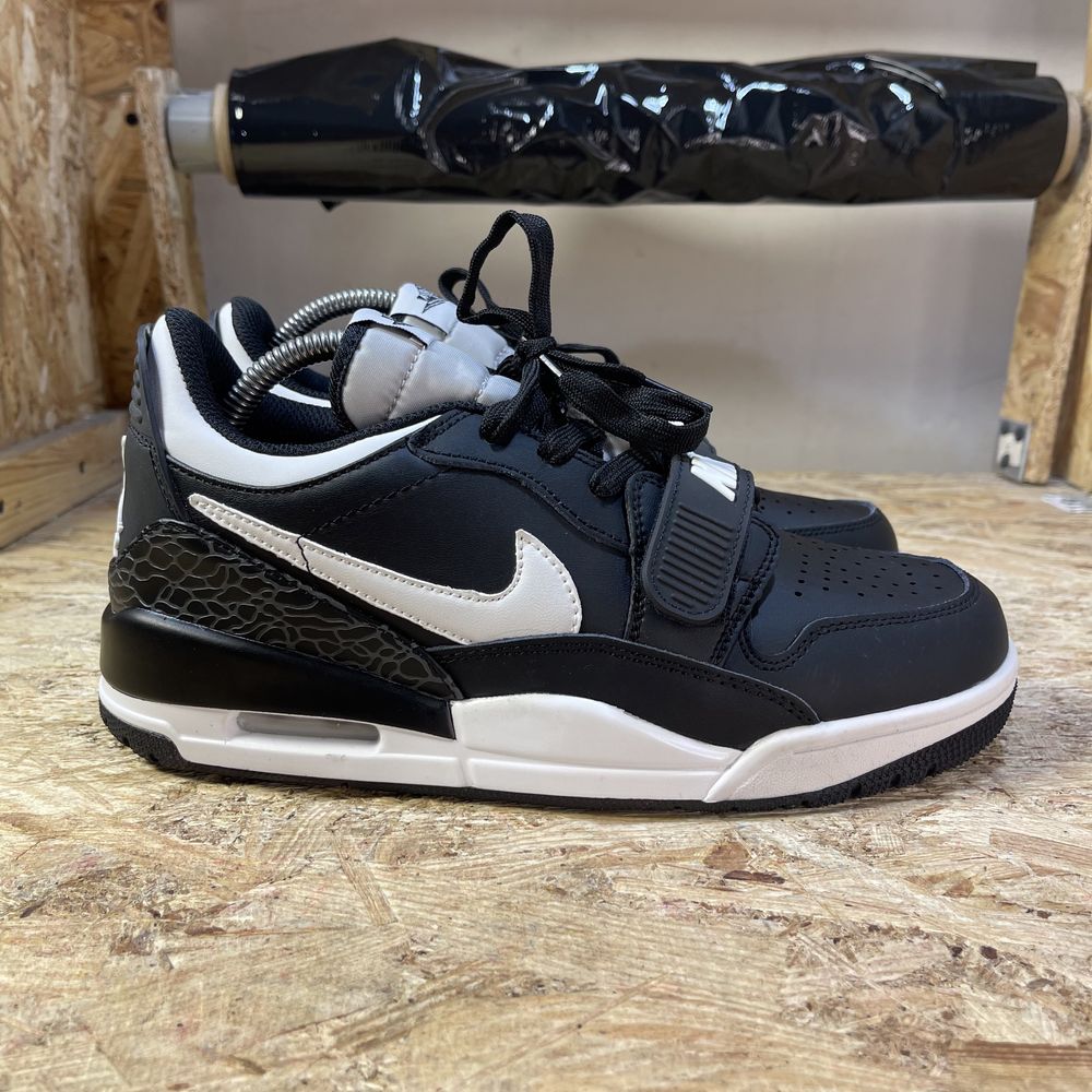 Чоловічі кросівки Nike Air Jordan Legacy Low Black White