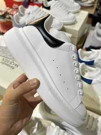 Alexander McQueen sneakersy dostępne w różnych kolorach