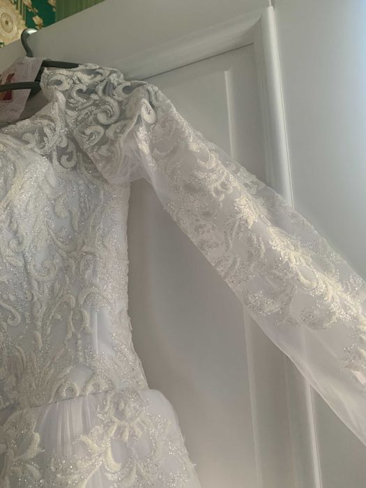 нове весільне плаття + довга фата