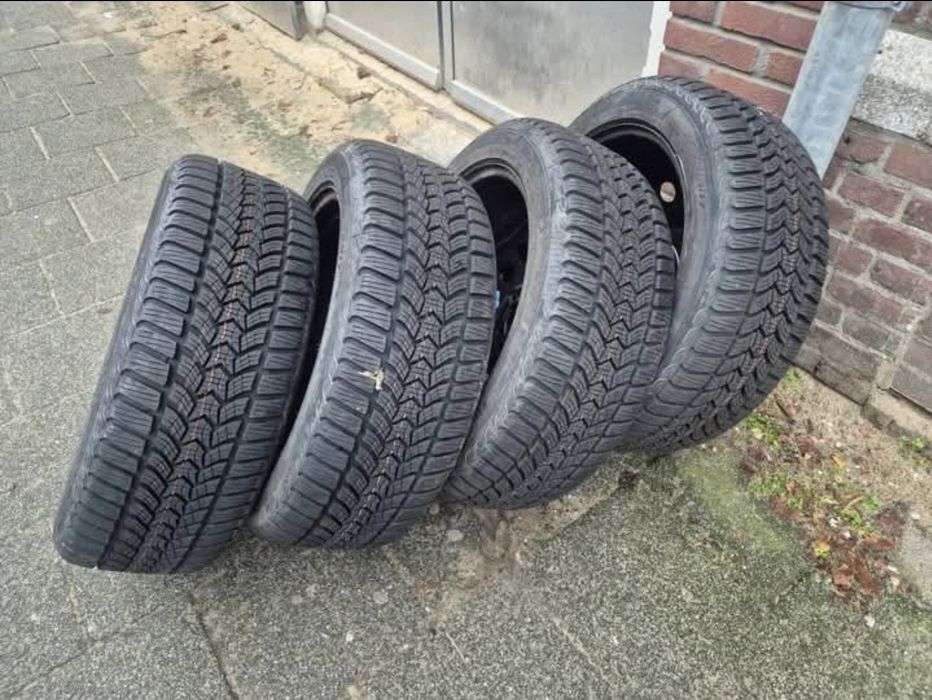 Komplet kół zimowych na felgach stalowych 215/50 R17 - rozstaw 5x115