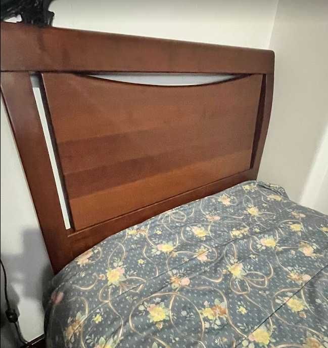Cama em Madeira de Cerejeira